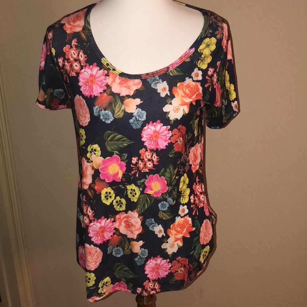 Beautiful classic tee LuLaRoe